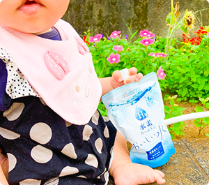体験レポート|とにかく軽いのでママの味方!!<br>
子連れの荷物の多さは例えるならば毎日1泊旅行行ってるようなもん。少しでも軽くて気軽に持ち運べて♪しっかり水分補給することで気持ちもリフレックス、美容にも良き!